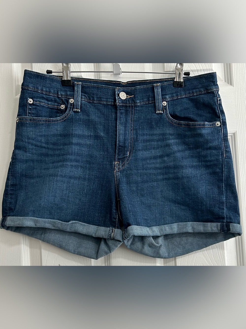 Levi’s Mid Rise Classic Short Jean Dark Wash Women’s Shorts Size 31